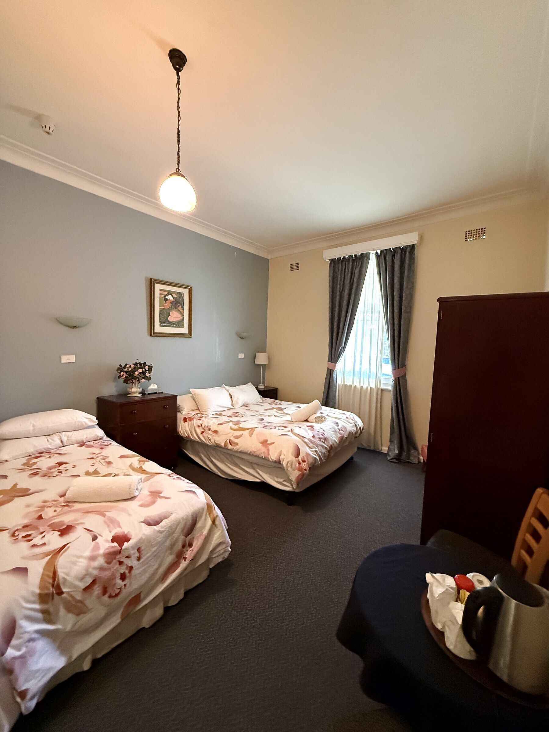Habitación doble estándar, 1 cama Queen size, aire acondicionado, planta baja | Ropa de cama de alta calidad, muebles diferentes y wifi gratis 