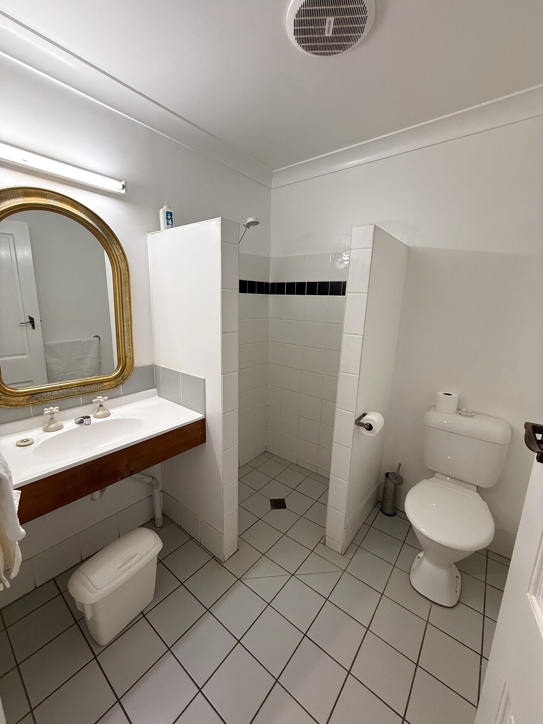 Habitación doble estándar, 1 cama King size, aire acondicionado | Baño | Amenidades de baño gratuitas, secadora de cabello, toallas, jabón 