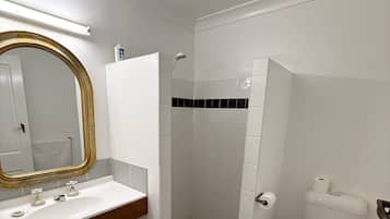 Habitación doble estándar, 1 cama King size, aire acondicionado | Baño | Amenidades de baño gratuitas, secadora de cabello, toallas, jabón