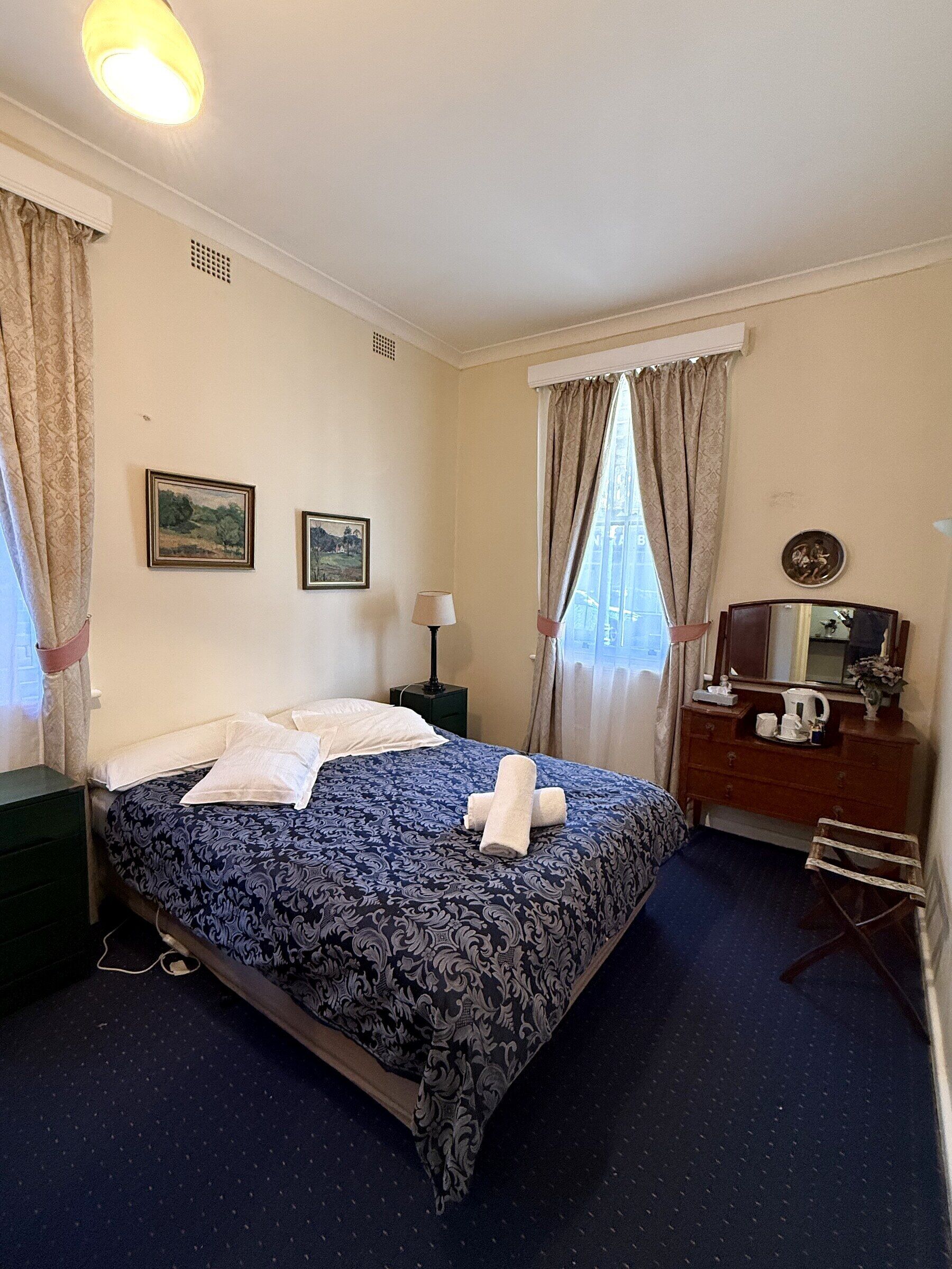 Habitación doble estándar, 1 cama Queen size, aire acondicionado, planta baja | Ropa de cama de alta calidad, muebles diferentes y wifi gratis 