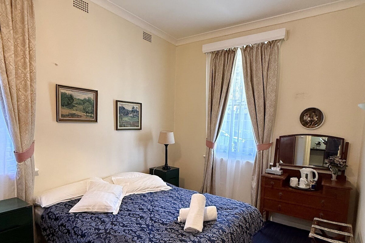 Habitación doble estándar, 1 cama Queen size, aire acondicionado, planta baja | Ropa de cama de alta calidad, muebles diferentes y wifi gratis