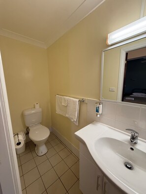 Quarto casal standard, 1 cama King, para não fumantes | Banheiro | Produtos de toalete grátis, toalhas de banho, sabonete, shampoo