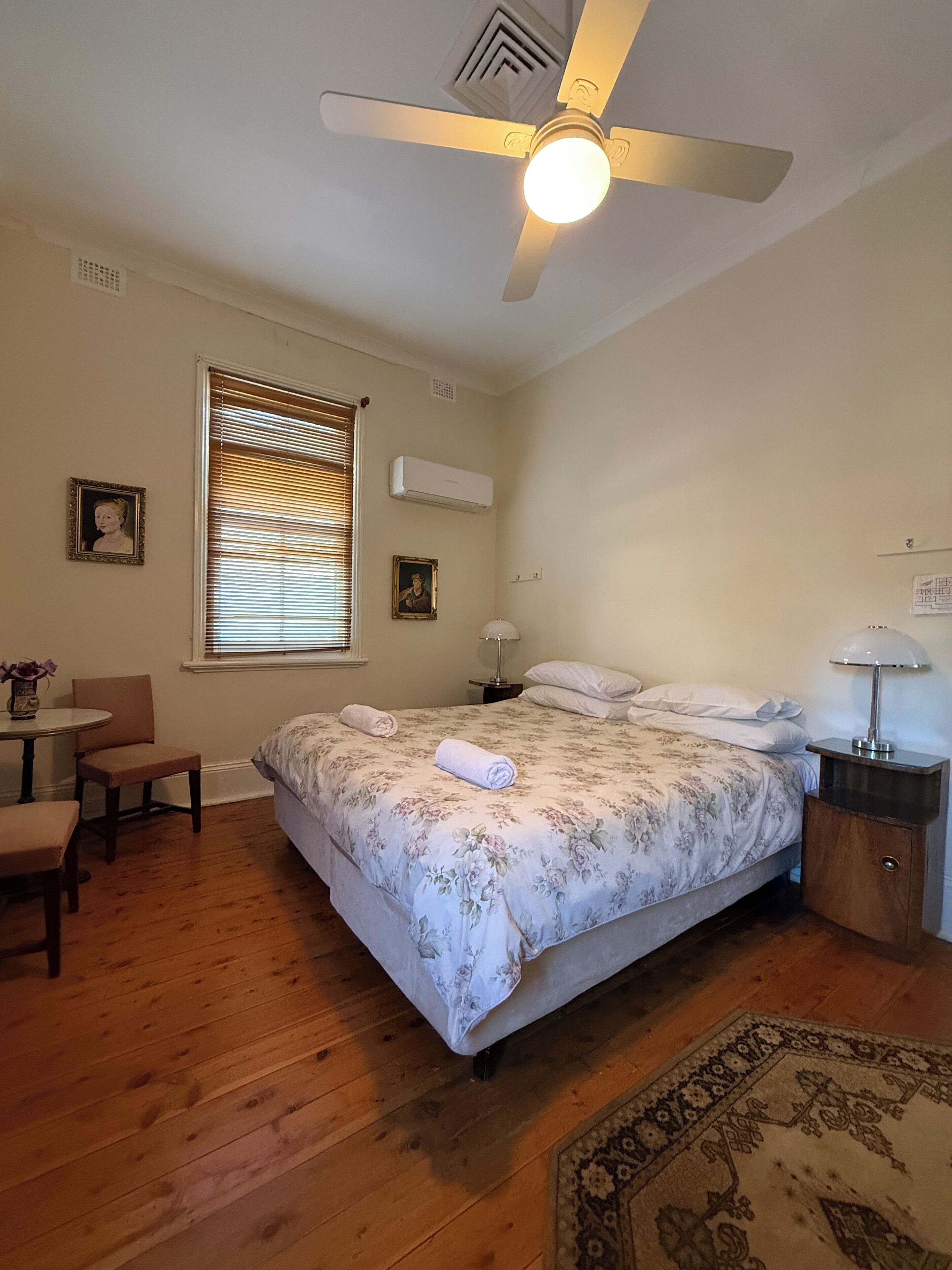 Habitación doble clásica, 1 cama Queen size, aire acondicionado, en el área del jardín | Ropa de cama de alta calidad, muebles diferentes y wifi gratis 