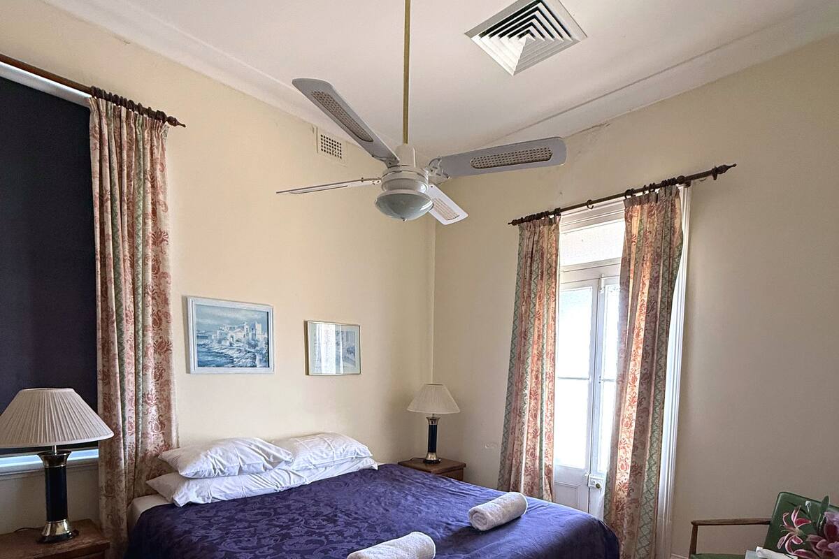 Ropa de cama de alta calidad, wifi gratis y muebles diferentes 