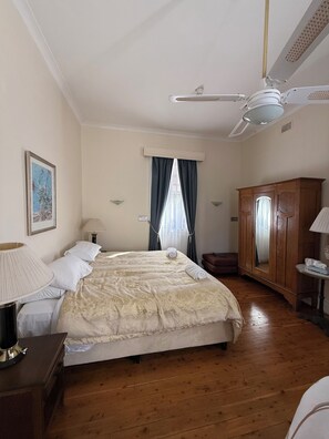 Quarto casal standard, 1 cama King, para não fumantes | Individualmente mobiliados, Wi-Fi de cortesia, roupa de cama