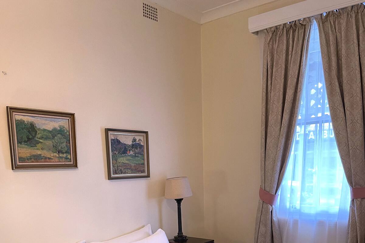 Ropa de cama de alta calidad, wifi gratis y muebles diferentes 
