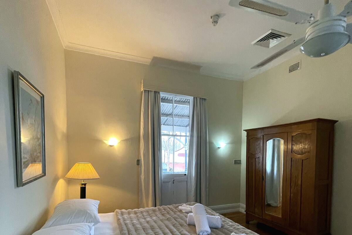 Ropa de cama de alta calidad, wifi gratis y muebles diferentes 