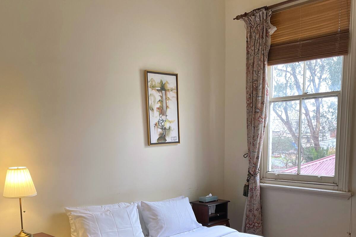 Ropa de cama de alta calidad, wifi gratis y muebles diferentes 