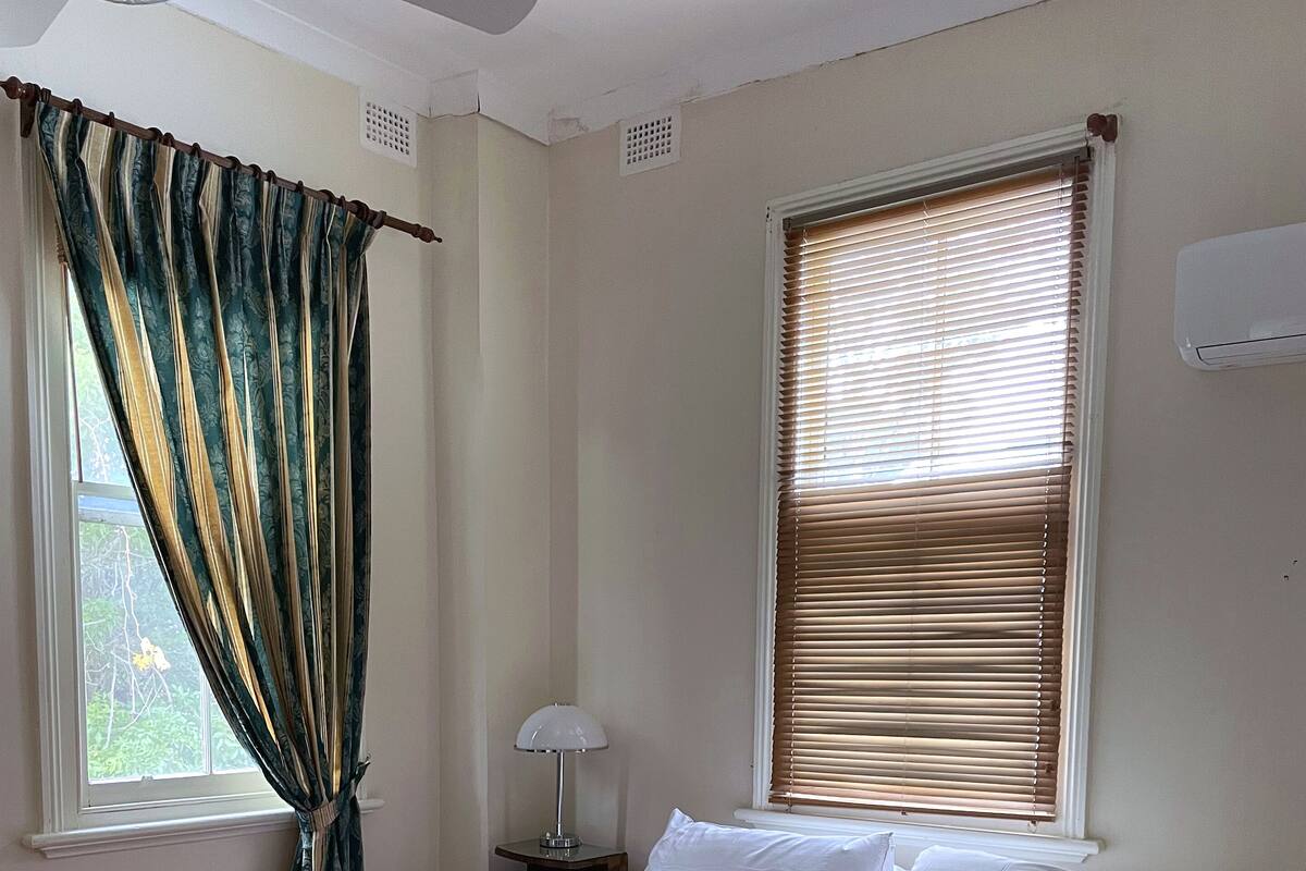 Ropa de cama de alta calidad, wifi gratis y muebles diferentes 