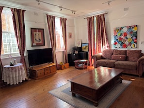 Lounge - Old Vic Hotel (Canowindra)