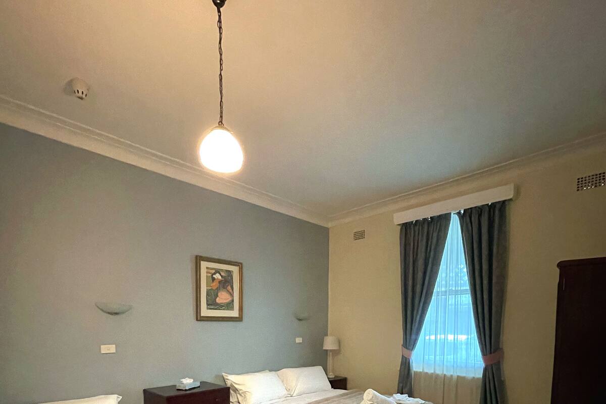Ropa de cama de alta calidad, wifi gratis y muebles diferentes 