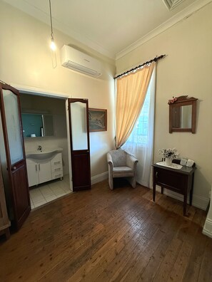 Comfort Double Room, 1 King Bed, Air conditioning | Bathroom | Free toiletries, hair dryer, towels, soap