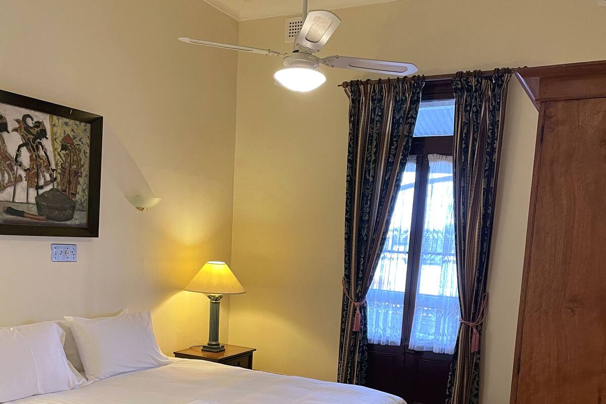 Ropa de cama de alta calidad, wifi gratis y muebles diferentes 