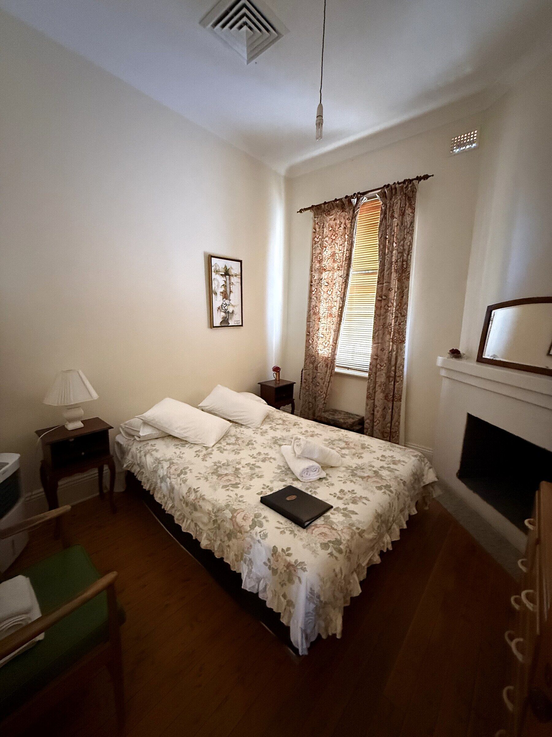 Habitación doble económica, 1 cama Queen size, aire acondicionado | Ropa de cama de alta calidad, muebles diferentes y wifi gratis 