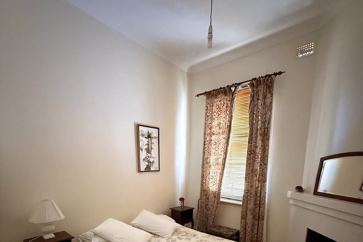 Habitación doble económica, 1 cama Queen size, aire acondicionado | Ropa de cama de alta calidad, muebles diferentes y wifi gratis