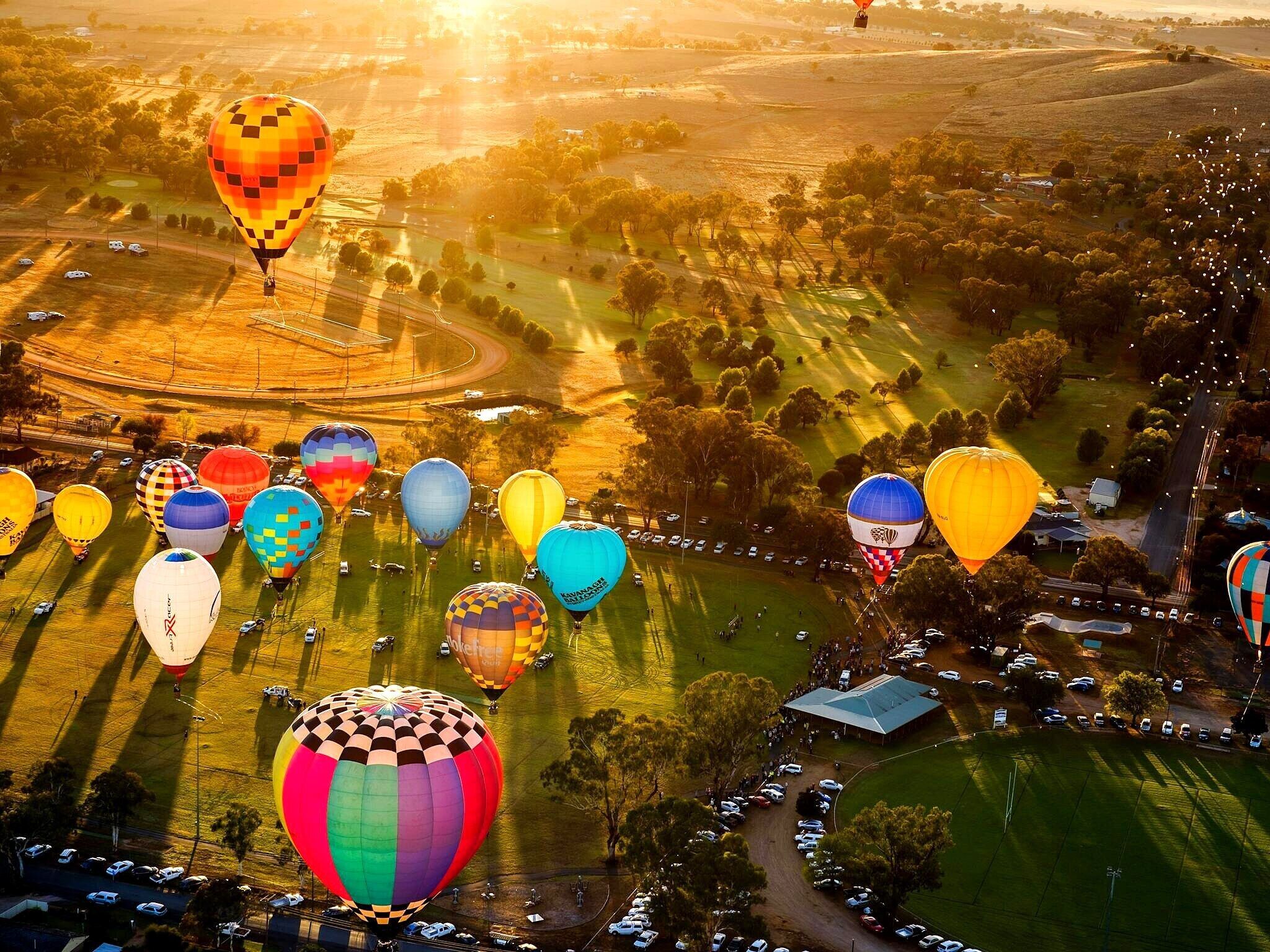 Un festival de globos aerostáticos con varios globos de diferentes colores.
