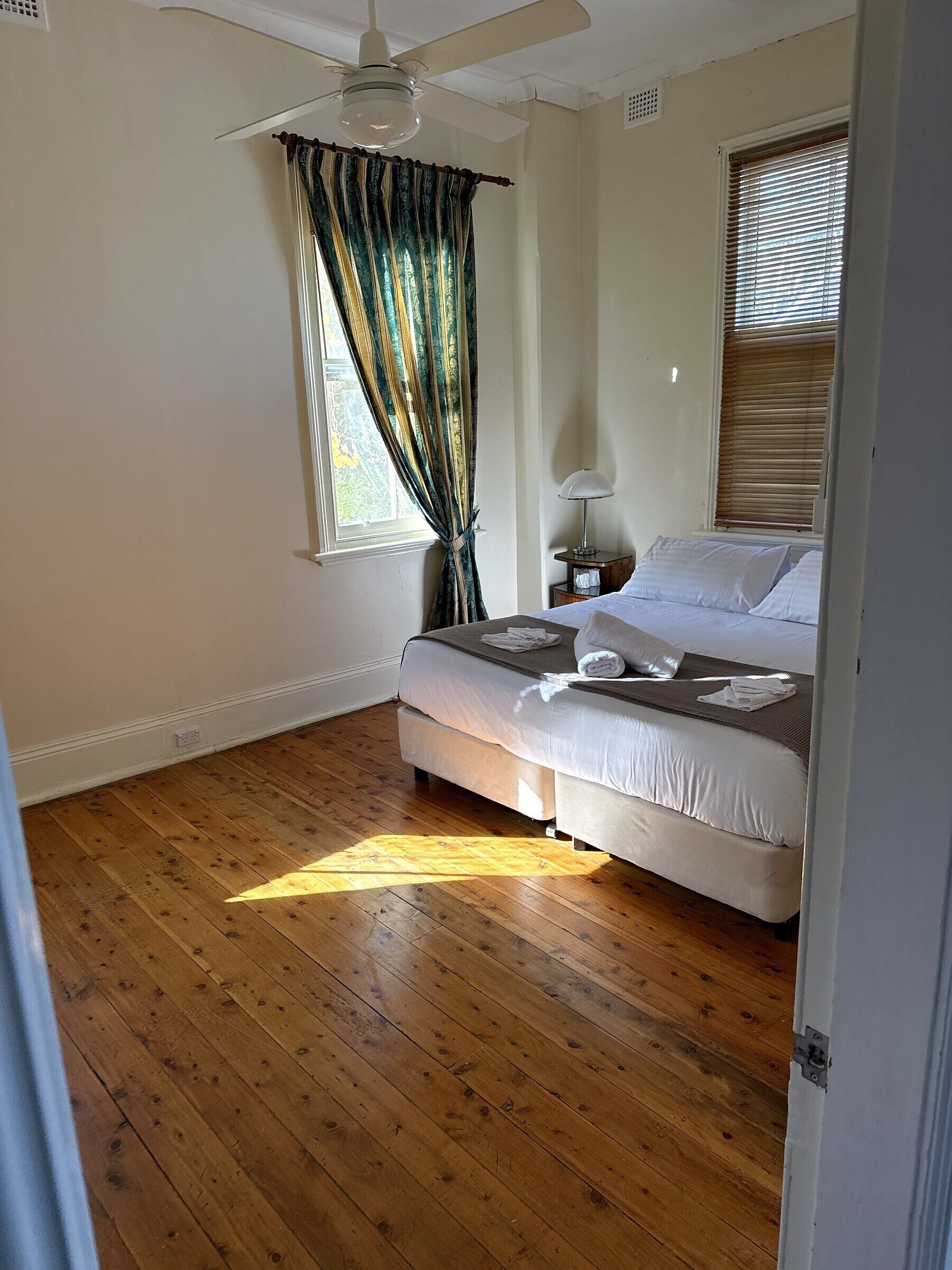 Habitación doble Confort, 1 cama King size, aire acondicionado, vista al jardín | Ropa de cama de alta calidad, muebles diferentes y wifi gratis 
