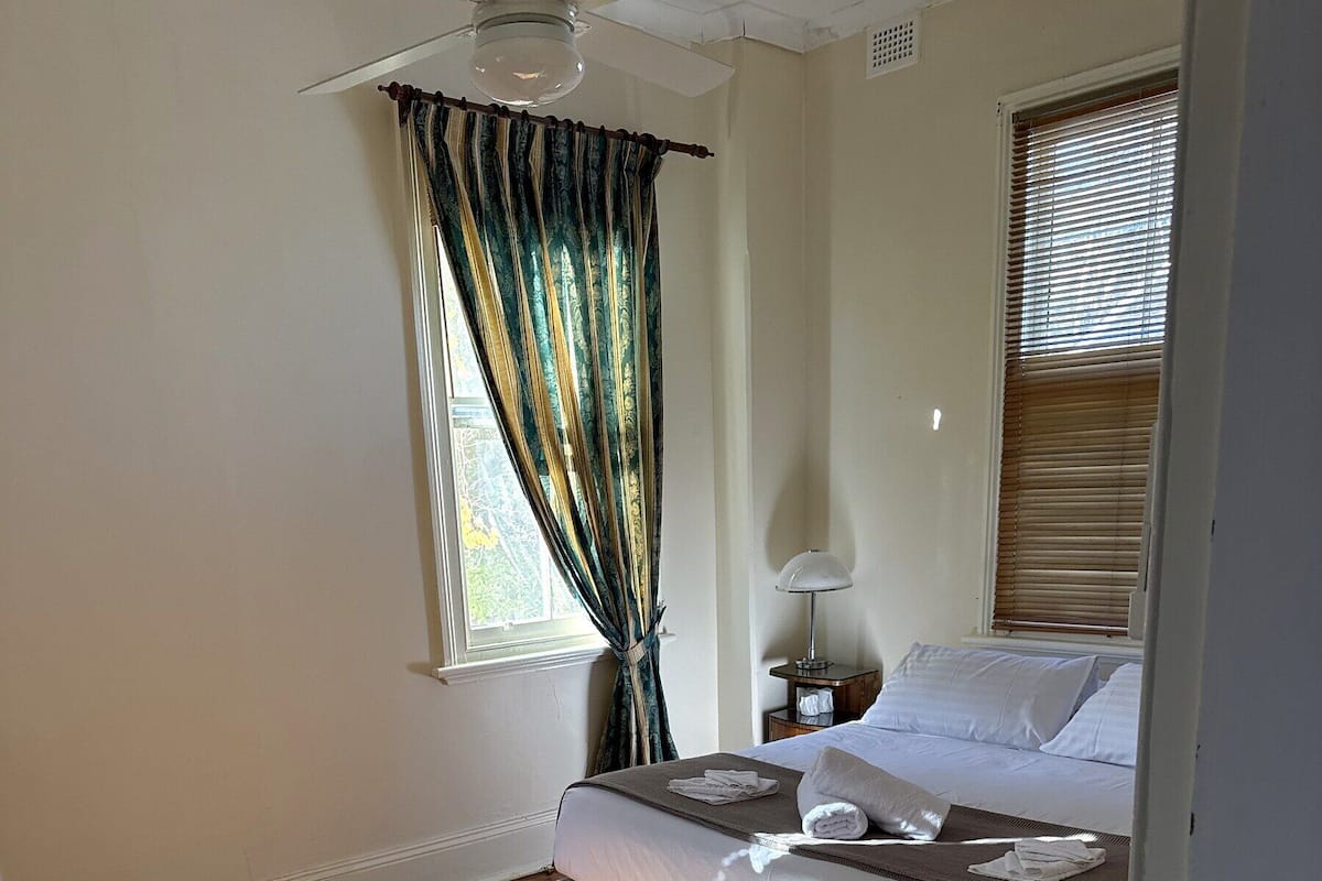 Habitación doble Confort, 1 cama King size, aire acondicionado, vista al jardín | Ropa de cama de alta calidad, muebles diferentes y wifi gratis