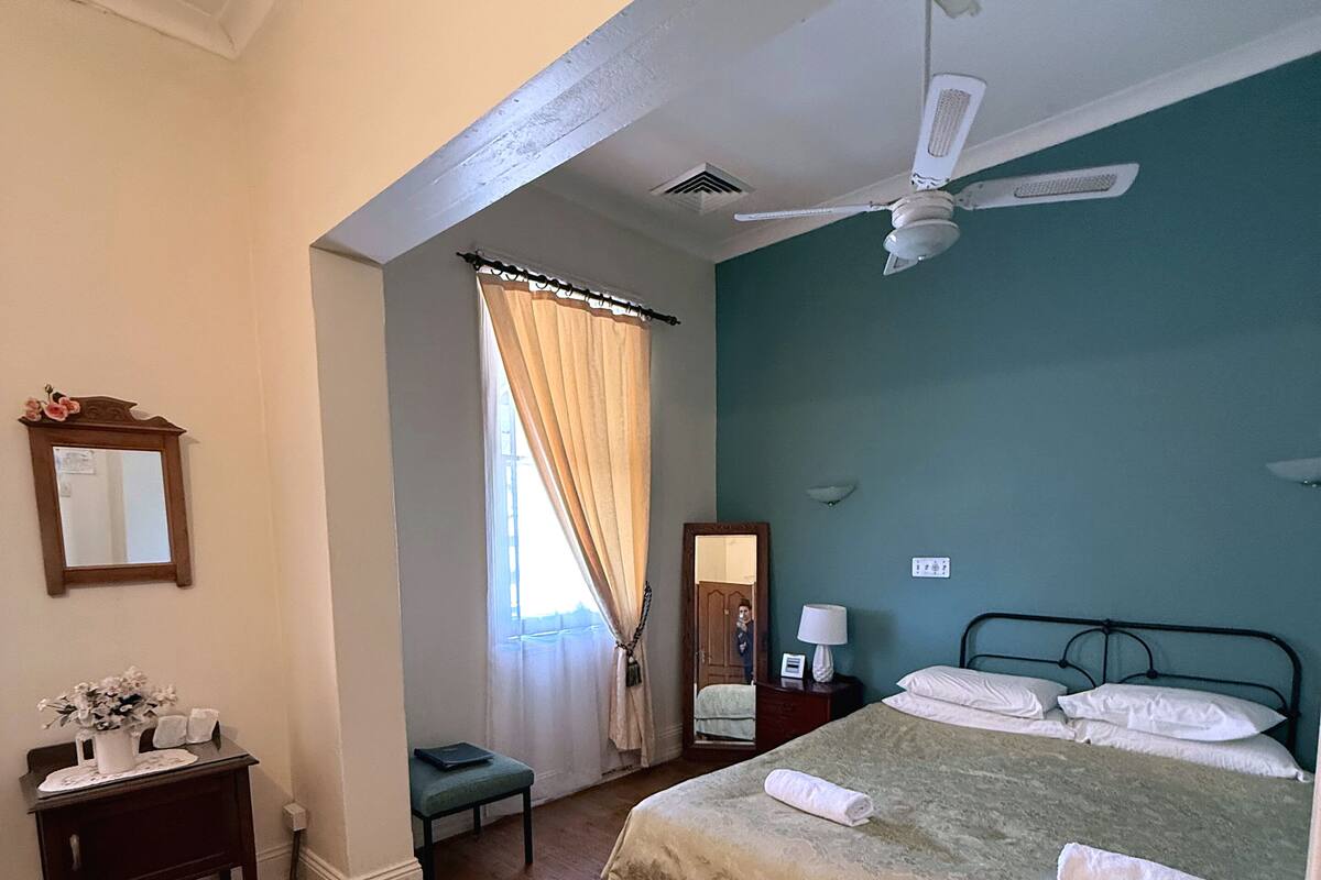 Ropa de cama de alta calidad, wifi gratis y muebles diferentes 