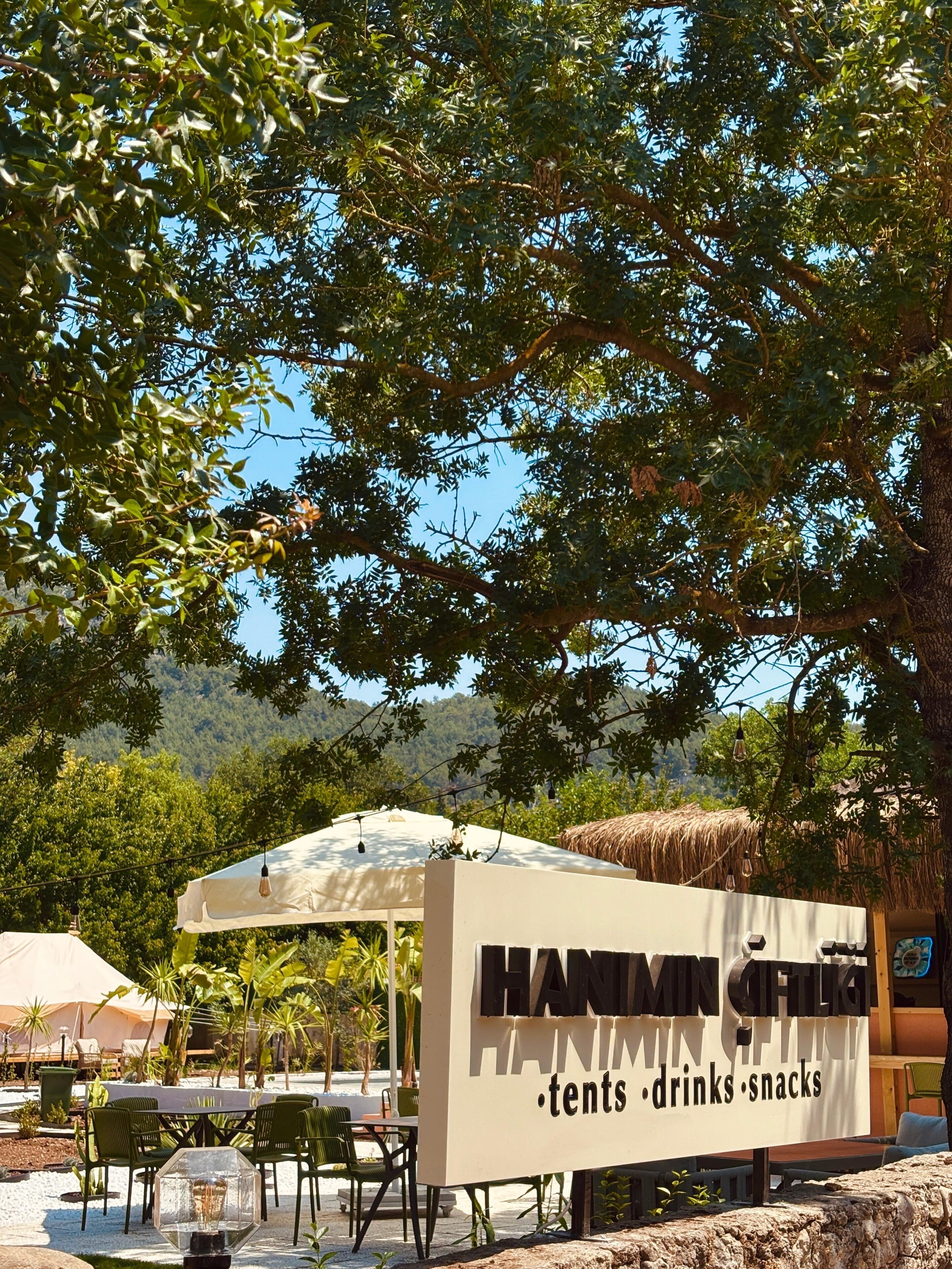 Un letrero que dice 'HANAMI SUSHI' con una lista de ofertas que incluye carpas, bebidas y aperitivos.