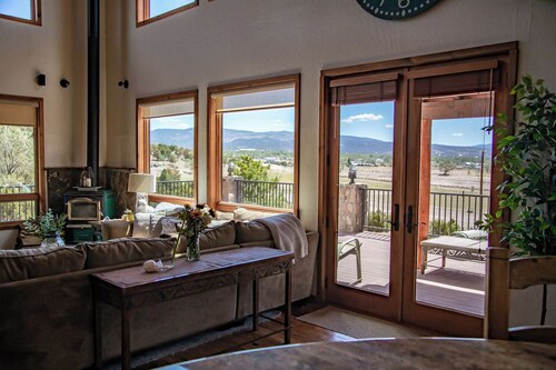 Eagar Hilltop Vista, 360 Views, Hot Tub, AC, Game room, Starlink, Sleeps 8