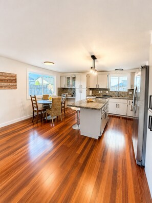 Microwave, oven, dishwasher, coffee/tea maker - 4 BD, Pet Friendly - Modern chic beautiful, fenced yard (Vancouver)