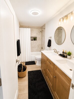 Shower, hair dryer, towels, soap - 4 BD, Pet Friendly - Modern chic beautiful, fenced yard (Vancouver)