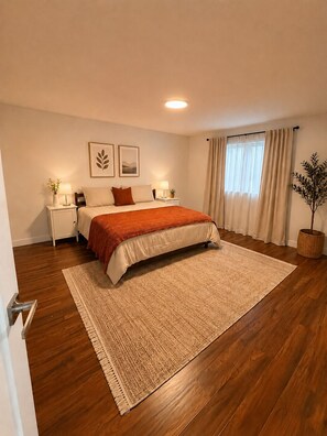 3 bedrooms, WiFi, bed sheets - 4 BD, Pet Friendly - Modern chic beautiful, fenced yard (Vancouver)
