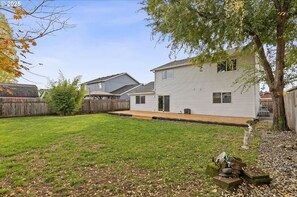 Exterior - 4 BD, Pet Friendly - Modern chic beautiful, fenced yard (Vancouver)