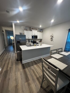 Private kitchen - Perfect 3-bedroom house with AC in adorable Milton (Milton)