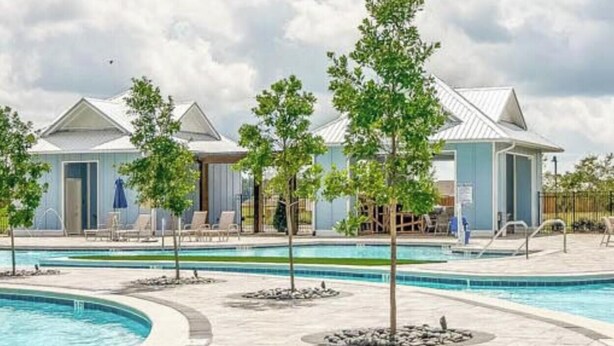 Ein Swimmingpool mit einer Tiefenmarkierung von 3 Fuß, umgeben von Liegestühlen und einem überdachten Bereich mit Blick auf den Himmel.