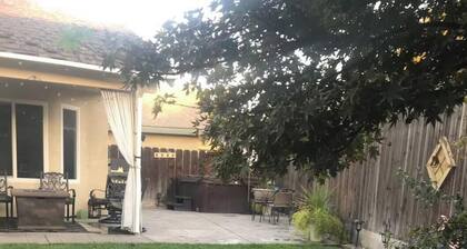 3-bedroom house in adorable Modesto with cool AC
