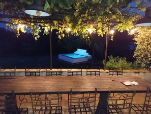 Outdoor dining - Vrbo Property (Modène)