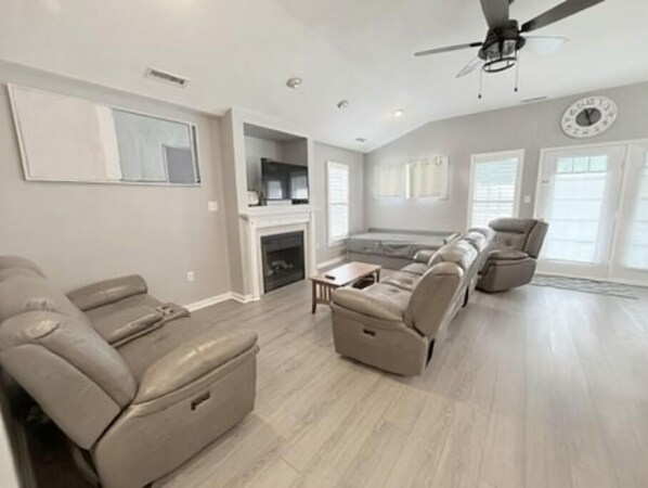 Living area - Downtown - 3.5 Blocks to Beach & Boardwalk / Top-Floor Condo with Deck & Parking (Ocean City)