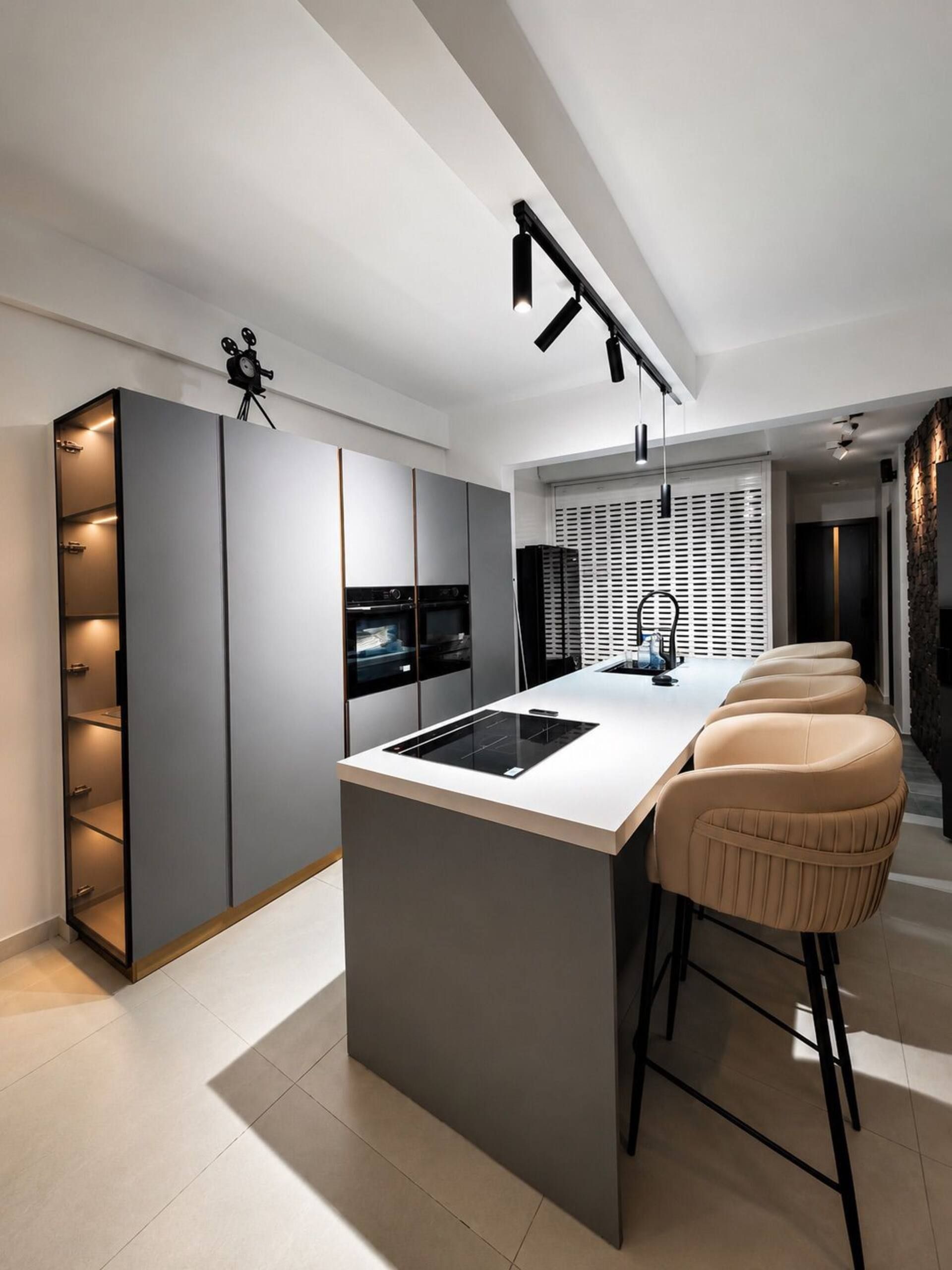 Une cuisine moderne dotée d’un îlot central, de tabourets de bar et d’appareils électroménagers intégrés.