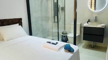 ヘアドライヤー、タオル、石鹸、トイレットペーパー