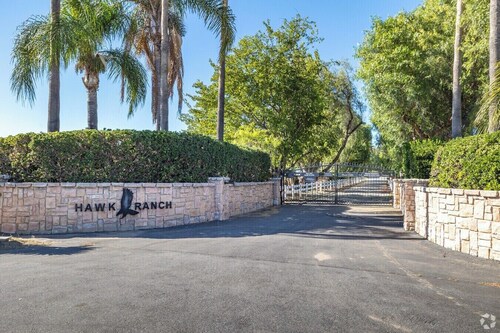The Meadow - Private Ranch Escape with Beautiful Track Views