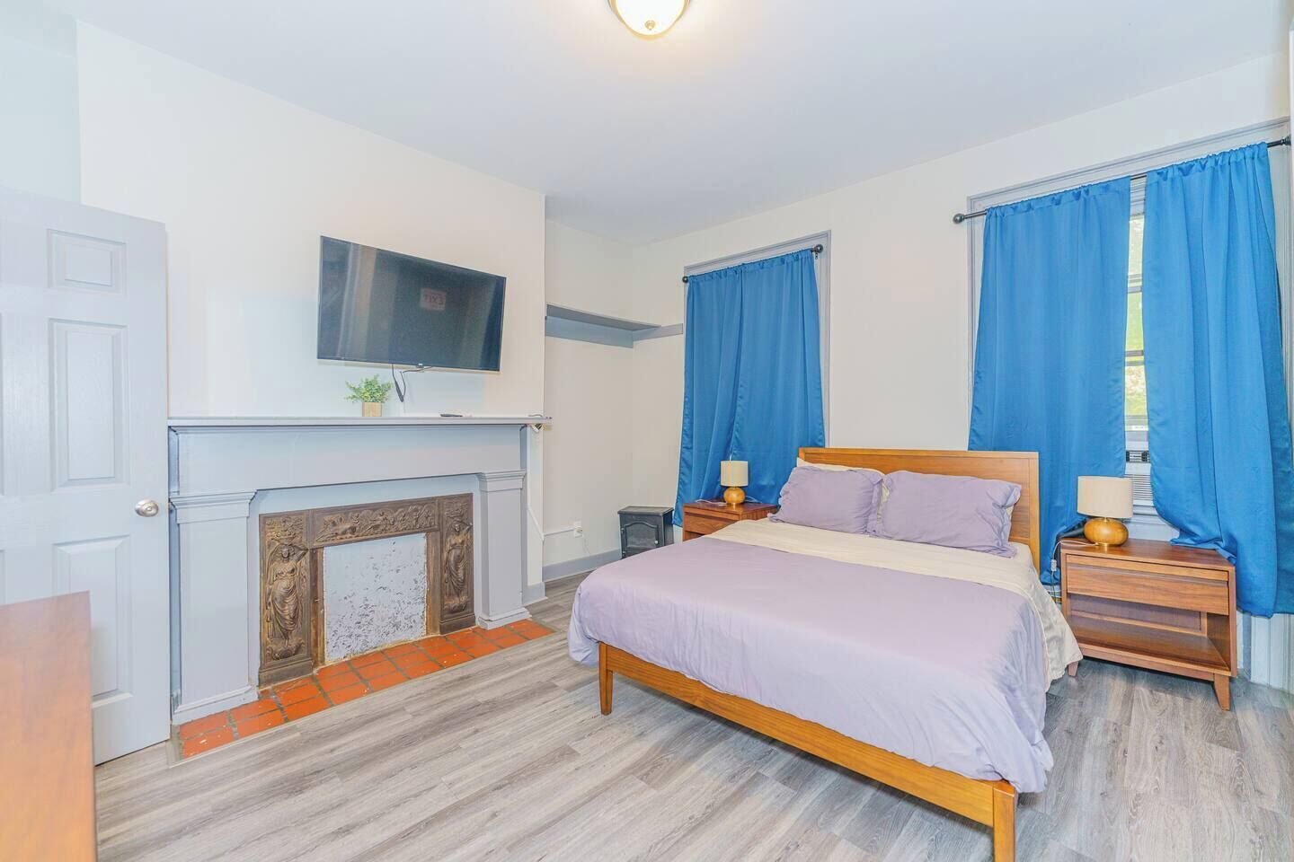 Desk, iron/ironing board, WiFi, bed sheets