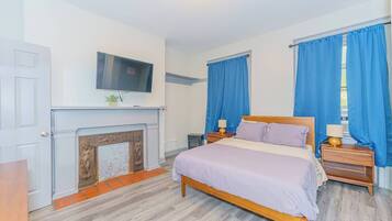 Desk, iron/ironing board, WiFi, bed sheets