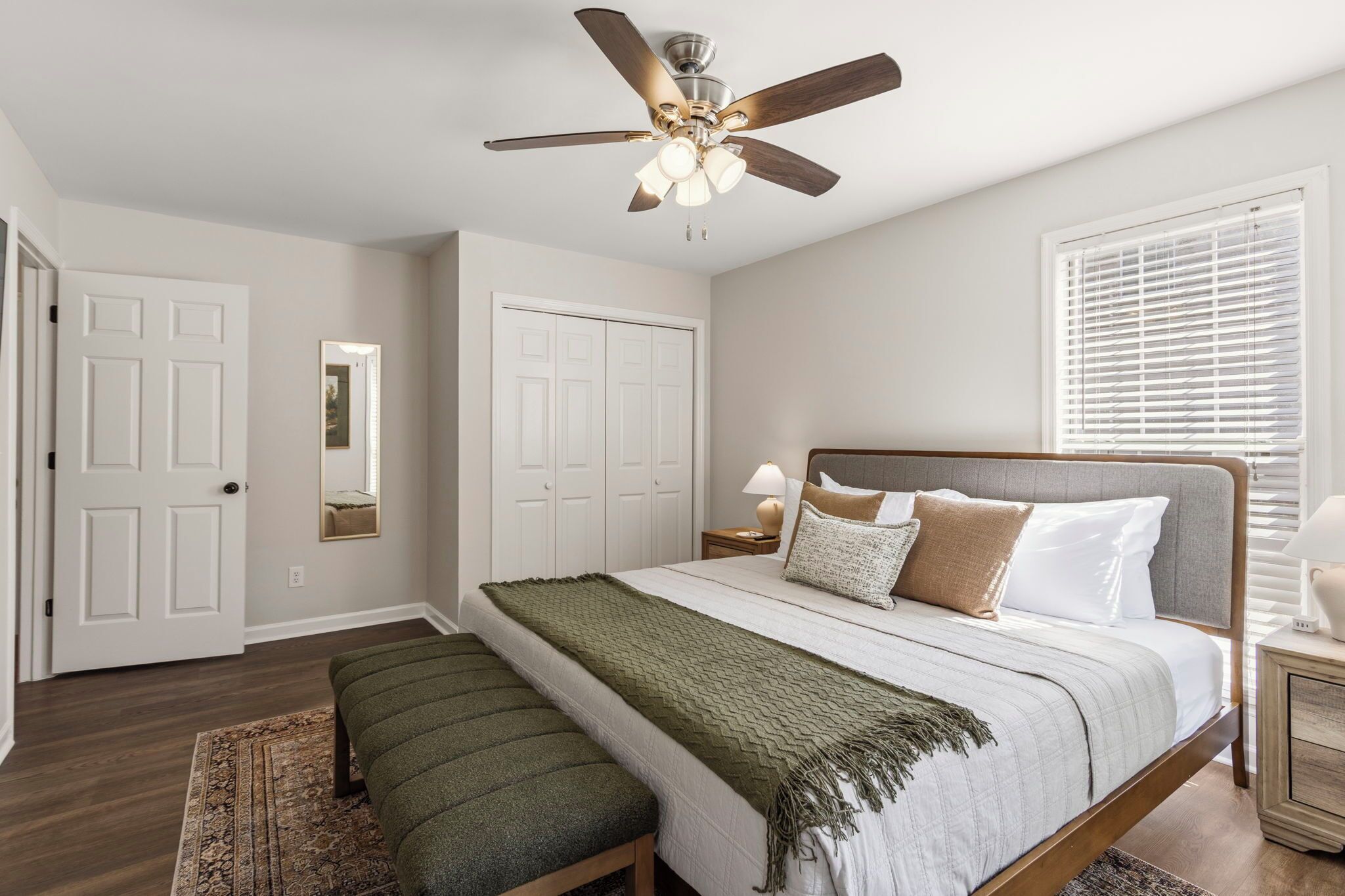 3 habitaciones, tabla de planchar con plancha, wifi y ropa de cama 