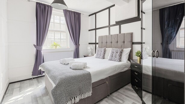 4 habitaciones, tabla de planchar con plancha, wifi y ropa de cama 