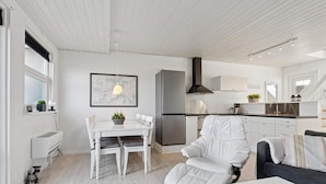Una cocina moderna con comedor, sofá y una silla.