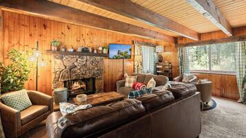 Smart TV, chimenea y futbolito