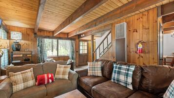 Smart TV, chimenea y futbolito