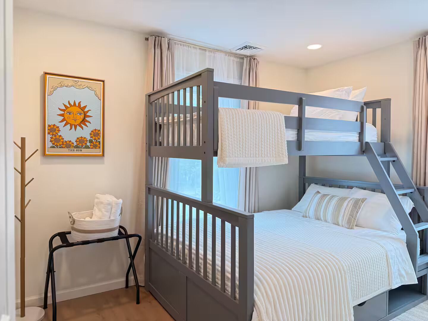 4 bedrooms, desk, iron/ironing board, travel cot