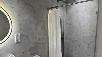 Deluxe Double Room | Bathroom