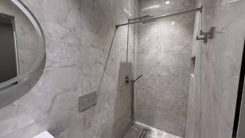 Habitación doble estándar | Baño | Regadera, amenidades de baño gratuitas, secadora de cabello, toallas