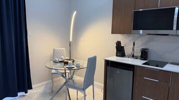 Deluxe Double Room | Dining
