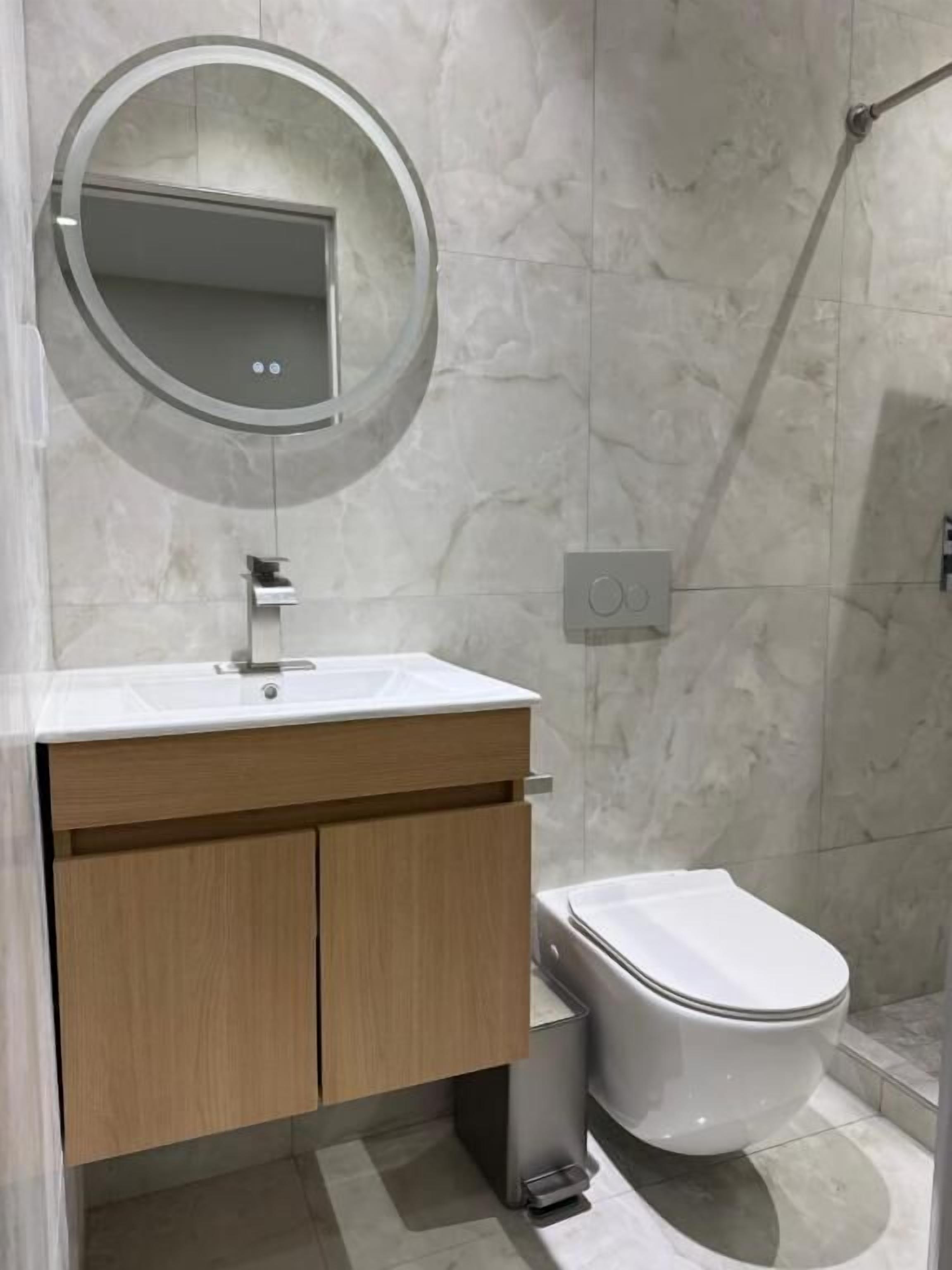 Ducha, artículos de tocador gratuitos, secador de pelo, toallas