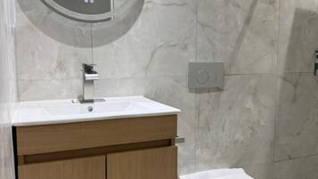Ducha, artículos de tocador gratuitos, secador de pelo, toallas